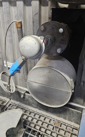 Thermoelement im Einsatz im Verbrennungsofen mit elektrischem Anschluss an die zentrale Überwachung