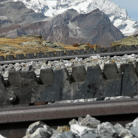 Zahnradbahnschinen in den Bergen als Symbolbild für Temperaturüberwachung auf-4'300-m.ü.M.